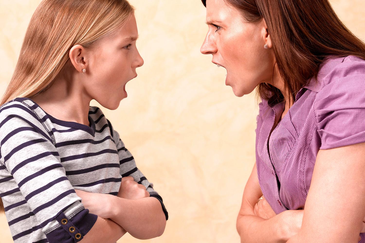 Дочь спорит. Подростки и родители. Ссора родителей. Ссора с мамой. Непонимание в семье.