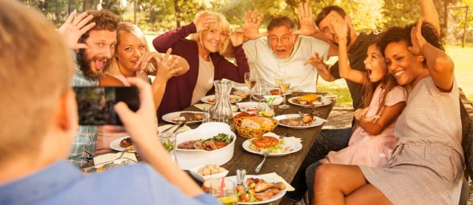 3 Tips for Hosting a Large Family Reunion